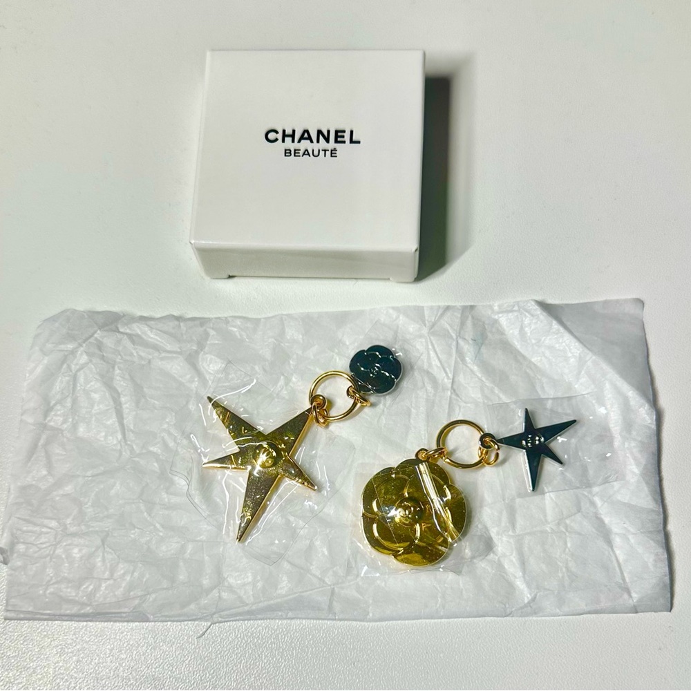 CHANEL Christmas 2025 Holiday Edition Charm Set NWB GWP - Picture 6 of 7